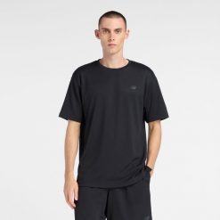 Koszulka męska New Balance MT6100FRBK – czarna. Czarne koszulki sportowe męskie New Balance, l, bez wzorów, z materiału, bez ramiączek. Za 149.99 zł.