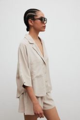 Krótka koszula z lnem w kolorze SAND PEARL - TALA-M/L. Koszule damskie Marsala, l, bez wzorów, z dzianiny, klasyczne, bez kołnierzyka, bez ramiączek. Za 199.90 zł.