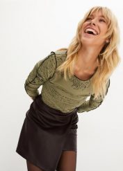 Bluzka z długim rękawem, z miękkiej wiskozy. Brązowe bluzki damskie bonprix, bez wzorów, z wiskozy, bez kołnierzyka, bez ramiączek. Za 79.99 zł.