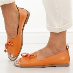 Pomarańczowe skórzane płaskie sandały damskie Dia 9019. Brązowe sandały damskie DiA, bez wzorów, z jeansu, bez obcasa, na płaskiej podeszwie, bez zapięcia. W wyprzedaży za 289.52 zł.