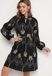Czarna Sukienka z Bawełny Ozdobiona Haftem w Palmy Zeliova. Czarne sukienki damskie Born2be, na co dzień, m, bez wzorów, z bawełny, eleganckie, bez kołnierzyka, bez ramiączek, mini, proste. Za 169.99 zł.