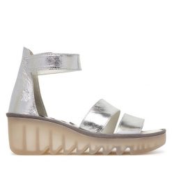 Sandały Fly London. Szare sandały damskie Fly London, bez wzorów, bez obcasa, na koturnie, bez zapięcia. Za 547.99 zł.