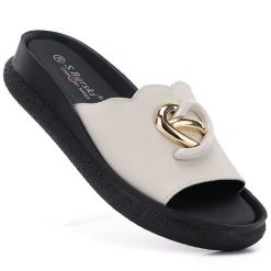 Skórzane klapki damskie na koturnie beżowe S.Barski KV61-6046. Brązowe klapki damskie S.BARSKI, z aplikacjami, ze skóry, bez obcasa, na koturnie, bez zapięcia. Za 179.99 zł.