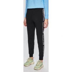 Calvin Klein Jeans - Spodnie. Czarne spodnie materiałowe damskie Calvin Klein Jeans, bez wzorów, z bawełny, casualowe. W wyprzedaży za 319.90 zł.