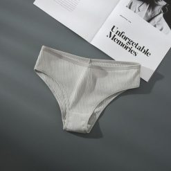 Figi z prążkowanego materiału średni stan Betti. Czerwone majtki damskie Intica, prążkowane. Za 49.00 zł.