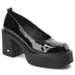 Czarne Półbuty Karino Eleganckie Lakierowane Obuwie Damskie. Czarne półbuty damskie Karino, bez wzorów, z lakierowanej skóry, eleganckie, bez obcasa, na obcasie, bez zapięcia. Za 379.00 zł.