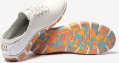 Adidas TBS Buty Jazaru Extra Blanc + Blush J7L17-37. Różowe obuwie sportowe damskie Adidas, bez wzorów, bez zapięcia. Za 379.10 zł.