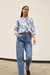 Bluza w kwiaty niebieska. Niebieskie bluzy damskie MOODO, l, bez wzorów, z bawełny, bez ramiączek, bez kaptura. Za 99.99 zł.