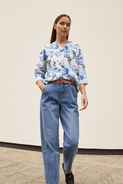 Bluza w kwiaty niebieska. Niebieskie bluzy damskie MOODO, l, bez wzorów, z bawełny, bez ramiączek, bez kaptura. W wyprzedaży za 79.99 zł.