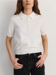Sweter z krótkim rękawem - kremowy. Białe swetry nierozpinane damskie Reserved, l, bez wzorów, z dzianiny, bez kołnierzyka, bez ramiączek. W wyprzedaży za 69.99 zł.