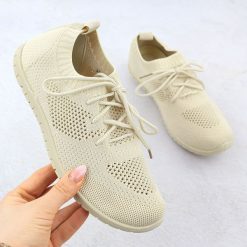 Buty sportowe damskie ażurowe beżowe News 1020. Brązowe obuwie sportowe damskie NEWS, w ażurowe wzory, z tkaniny, bez zapięcia. Za 49.50 zł.