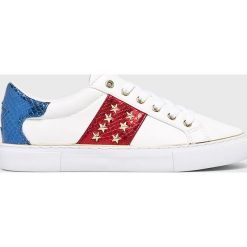 Guess Jeans - Buty. Białe obuwie sportowe damskie Guess Jeans, z aplikacjami, z gumy, z okrągłym noskiem, bez zapięcia, Adidas Advantage. W wyprzedaży za 349.90 zł.