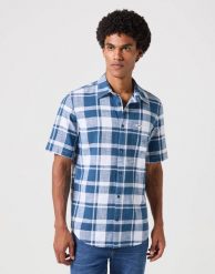 MESKA KOSZULA WRANGLER SS 1 PKT SHIRT BLUE 112350498. Niebieskie koszule męskie Wrangler, m, bez wzorów, bez kołnierzyka, bez ramiączek. Za 99.99 zł.