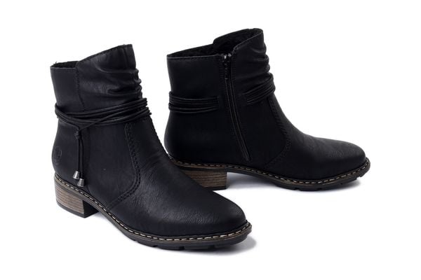 RIEKER 77263-00 black, botki damskie. Czarne botki damskie Rieker, bez wzorów, bez obcasa, na obcasie, bez zapięcia. Za 339.90 zł.