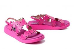 WONDERS C-6551 fucsia, sandały damskie. Czerwone sandały damskie Wonders, bez wzorów, bez obcasa, bez zapięcia. Za 539.90 zł.