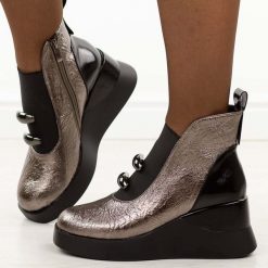 Botki damskie na koturnie pewter DiA 52-106. Szare botki damskie DiA, na jesień, bez wzorów, z gumy, eleganckie, z okrągłym noskiem, bez obcasa, na koturnie, bez zapięcia. Za 369.00 zł.