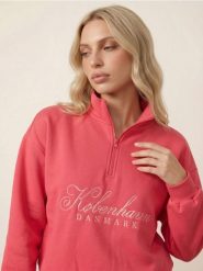 Dresowa bluza half-zip z haftowanym napisem - czerwony. Czerwone bluzy damskie Sinsay, l, bez wzorów, z dresówki, bez ramiączek, bez kaptura. Za 49.99 zł.
