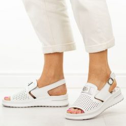 Białe skórzane sandały damskie Jezzi 9760. Białe sandały damskie Jezzi, z aplikacjami, z gumy, bez obcasa, na platformie, bez zapięcia. Za 229.00 zł.