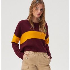 Sweter z herbem Harry Potter - Bordowy. Czerwone swetry nierozpinane damskie Sinsay, l, bez wzorów, bez kołnierzyka, bez ramiączek. Za 59.99 zł.