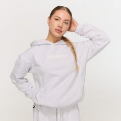Bluza damska fitness z kapturem szara Varsity. Szare bluzy damskie GYMBEAM, l, bez wzorów, z materiału, klasyczne, bez ramiączek, z kapturem. Za 139.90 zł.