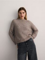 Sweter z metalizowaną nitką - wielobarwny. Swetry nierozpinane damskie Reserved, l, bez wzorów, z dzianiny, bez kołnierzyka, bez ramiączek. W wyprzedaży za 59.99 zł.