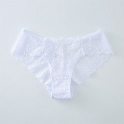 Figi bezszwowe z koronką na co dzień i specjalne okazje Levana. Czarne majtki damskie Intica, z koronki. Za 59.00 zł.