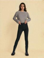 Legginsy soft touch z dekoracyjną klamrą w pasie oraz przeszyciami - czarny. Czarne legginsy damskie Sinsay, bez wzorów. Za 39.99 zł.