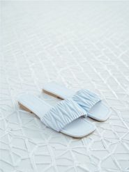 Klapki - błękitny. Niebieskie klapki damskie Sinsay, bez wzorów, bez obcasa, na płaskiej podeszwie, bez zapięcia. Za 49.99 zł.