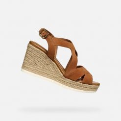 Sandały GEOX D35GVC Jasnobrązowy. Brązowe sandały damskie Geox, bez wzorów, ze skóry, bez obcasa, bez zapięcia. Za 431.99 zł.