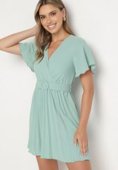 Miętowa Sukienka Plisowana z Kopertowym Dekoltem Zamiya. Zielone sukienki damskie Born2be, l, bez wzorów, bez kołnierzyka, bez ramiączek, mini, kopertowe. Za 49.99 zł.