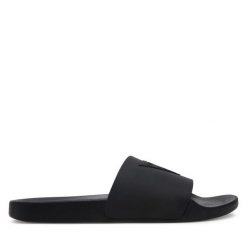 Klapki Guess. Czarne klapki męskie Guess, z aplikacjami, bez zapięcia. Za 129.99 zł.