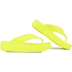 Klapki sportowe damskie Crocs Getaway Platform Flip. Zielone klapki damskie Crocs, bez wzorów, sportowe, bez obcasa, bez zapięcia. Za 263.95 zł.