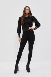 Czarne legginsy z przeszyciami. Czarne legginsy damskie MOODO, bez wzorów, z elastanu. W wyprzedaży za 44.99 zł.