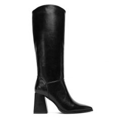 Kozaki JENNY. Czarne kozaki damskie Jenny, bez wzorów, bez obcasa, na słupku, bez zapięcia. Za 229.99 zł.