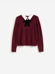 Sweter z ozdobnym kołnierzem - bordowy. Czerwone swetry nierozpinane damskie Reserved, l, bez wzorów, z dzianiny, bez kołnierzyka, bez ramiączek. Za 139.99 zł.