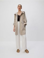 Wodoodporna parka oversize - beżowy. Brązowe parki damskie Reserved, l, bez wzorów, z tkaniny, bez kaptura. W wyprzedaży za 159.99 zł.