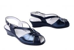 SUAVE 710233-05 blau, sandały damskie. Niebieskie sandały damskie Suave, bez wzorów, ze skóry, bez obcasa, na koturnie, bez zapięcia. Za 299.92 zł.