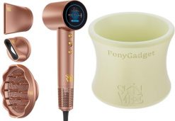 Suszarka SkinVibe SkinVibe Aurea Family X Plasma Mocha Mousse (SV-001MM) + SkinVibe PonyGadget - Guma do włosów, kremowa (SV-004CR). Białe suszarki do włosów SkinVibe. Za 899.00 zł.