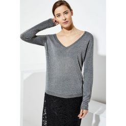 Sweter z nitką metalic. Szare swetry nierozpinane damskie MOODO, xs, bez wzorów, bez kołnierzyka, bez ramiączek. Za 29.99 zł.
