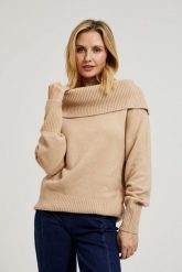 Sweter z odwijanym dekoltem beżowy. Brązowe swetry nierozpinane damskie MOODO, l, bez wzorów, z elastanu, bez kołnierzyka, bez ramiączek. W wyprzedaży za 51.99 zł.