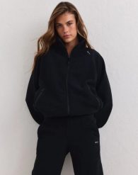 Damska kurtka polarowa na zamek Fleece Zip czarna. Czarne kurtki sportowe damskie Aim'n, l, bez wzorów, z materiału, bez ramiączek, bez kaptura, trekkingowe. Za 434.00 zł.