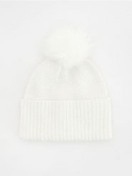 Czapka z pomponem - złamana biel. Czapki damskie Reserved, bez wzorów. W wyprzedaży za 34.99 zł.