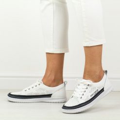 Białe skórzane półbuty damskie Jezzi 4636. Białe półbuty damskie Jezzi, na jesień, bez wzorów, ze skóry, eleganckie, bez obcasa, bez zapięcia. Za 209.00 zł.