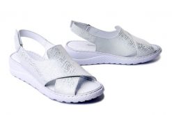 Artiker Relaks 58C2061 Biały, sandały damskie. Białe sandały damskie Artiker Relaks, bez wzorów, ze skóry, bez obcasa, na koturnie, bez zapięcia. Za 204.90 zł.