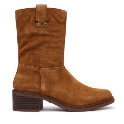 Botki Clarks. Brązowe botki damskie Clarks, bez wzorów, bez obcasa, na słupku, bez zapięcia. Za 479.99 zł.