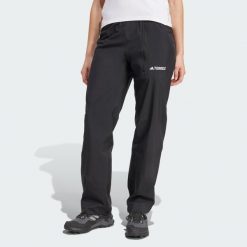 Dwuwarstwowe spodnie przeciwdeszczowe Terrex Multi Climaproof. Czarne spodnie sportowe damskie Adidas, na lato, bez wzorów, sportowe, trekkingowe, climaproof (adidas). Za 479.00 zł.