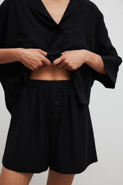 Krótkie szorty z lnem w kolorze BLACK - ARCOS-XL. Czarne szorty damskie Marsala, bez wzorów, ze lnu. Za 179.90 zł.