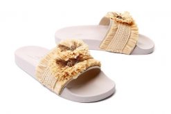 BRENDA ZARO MULE2 beig, klapki damskie. Brązowe klapki damskie Brenda Zaro, na lato, bez wzorów, bez obcasa, bez zapięcia. Za 124.95 zł.