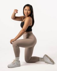 Damskie legginsy 7/8 na jogę i pilates, bez przedniego szwu – jasnoróżowy. Czerwone legginsy damskie AESTHETIC WOLF, bez wzorów, z dzianiny. Za 149.99 zł.