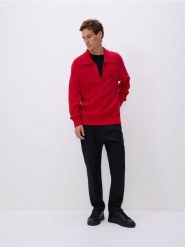 Bawełniany sweter polo - czerwony. Czerwone swetry męskie Reserved, l, bez wzorów, z bawełny, bez kołnierzyka, bez ramiączek. W wyprzedaży za 69.99 zł.